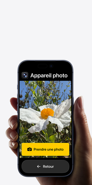 Écran d’un iPhone 17 Pro montrant l’interface simplifiée de l’app Appareil photo. Une fleur blanche est dans le cadre et le bouton Prendre une photo et celui de retour sont en dessous
