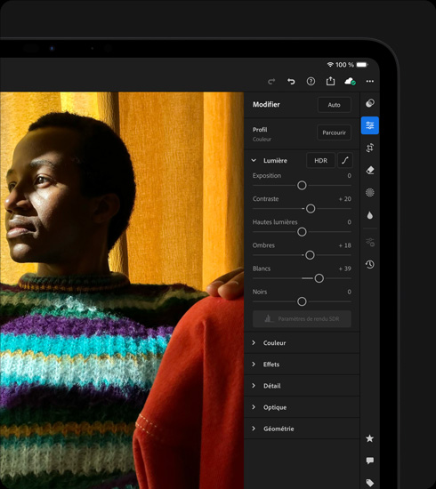 iPad Pro, face avant, orientation paysage, noir infini, l’écran affiche la photo en cours de retouche d’une personne portant un chandail coloré, le menu des outils et des effets est ouvert à droite