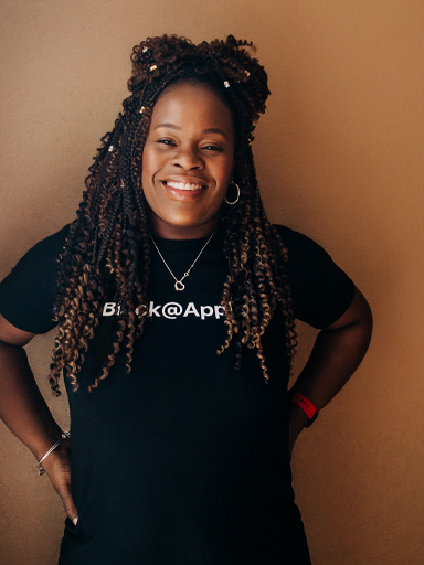 Retrato de Georgiana, sonriendo y viendo al lector.