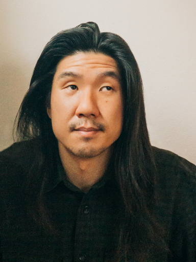 Retrato de Jay, pensativo con la mirada hacia su izquierda.