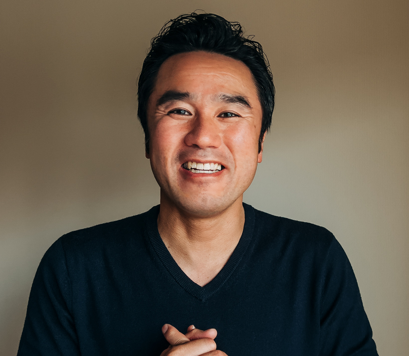 Retrato de Tetsu viendo al lector con una gran sonrisa.