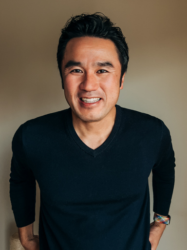 Retrato de Tetsu sonriendo y viendo al lector.