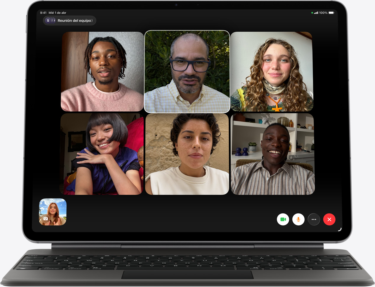 iPad Air, parte frontal, Magic Keyboard, color negro, llamada de FaceTime en la pantalla, varios participantes visibles