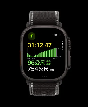 黑色鈦金屬錶殼搭配黑色配木炭色越野錶環的 Apple Watch Ultra 3，展示跑步體能訓練功能