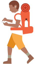 Člověk s turistickým batohem má sluchadlo a dívá se na iPhone v ruce