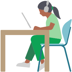 Une femme assise à un bureau porte des AirPods Max et utilise un iPad