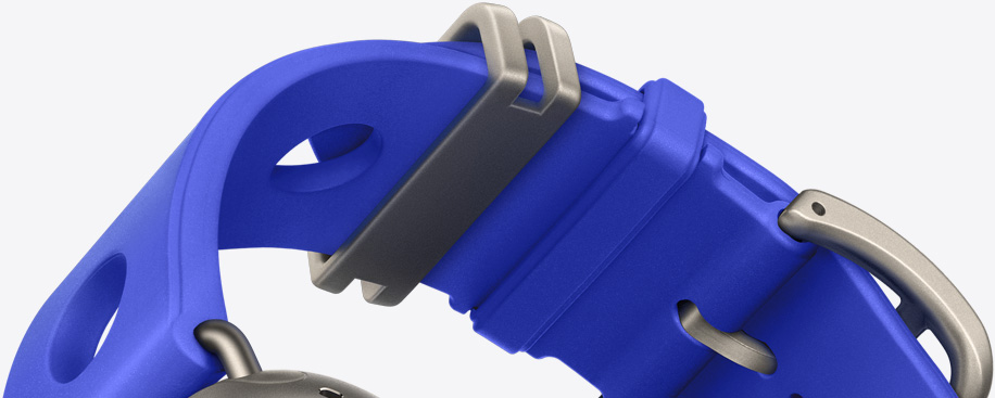 Apple Watch Hermès Bleu Néon 霓虹藍色 (亮藍色) Scub'H Diving 錶帶，採用模造橡膠物料製成，錶帶中間有舷窗式圓孔，配以原色鈦金屬錶扣和金屬配件