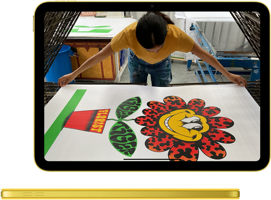 iPad’de Fotoğraflar uygulaması ve uyumlu renkte Smart Folio kılıf takılı sarı bir iPad’in yandan görünümü