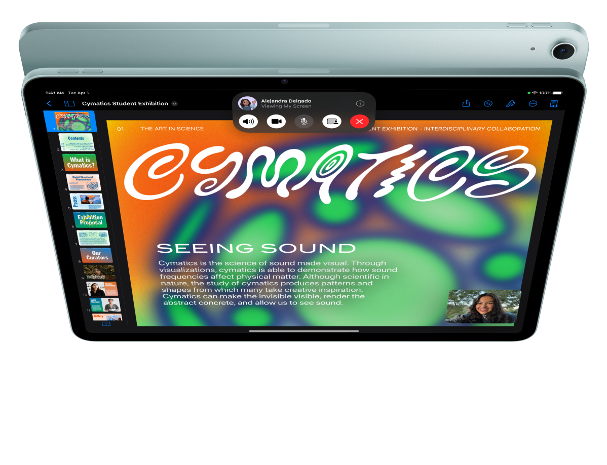 „iPad Air“ iš priekio, naudotojas įjungęs programą „FaceTime“ ir peržiūri „Keynote“; priešais kitas „iPad Air“ iš galo