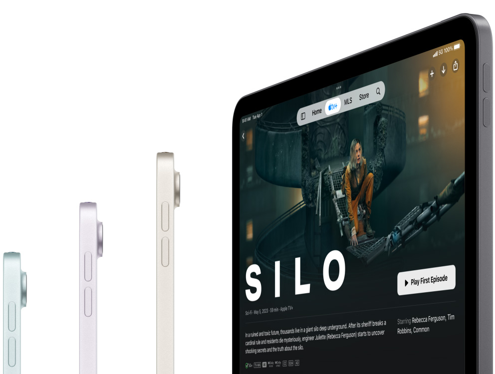  Trijų „iPad Air“ modelių vaizdas iš šono, ketvirtas atsukamas priekine dalimi ir parodo rodomą „Apple TV Plus“ serialą „Silo“