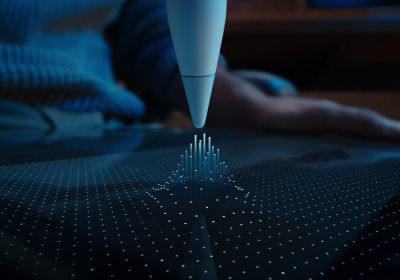 قلم Apple Pro موجه للأسفل باتجاه شاشة. الشاشة مليئة بالنقاط التي تتصاعد للأعلى وتتتبع رأس قلم Apple Pro، لتوضيح كيفية اتصال قلم Apple Pro بجهاز iPad عبر ميزة التحويم بقلم Apple، وذلك حتى قبل أن يلمس القلم الشاشة.