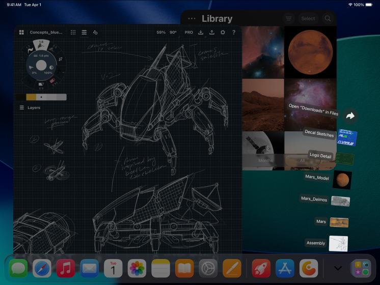 Tre iPad Pro-enheder i space black vist forfra i vandret position, Apple Pencil Pro er placeret ovenpå iPad Pro, de tre skærme viser en app til billedredigering med en model på en rød baggrund, skitser af mekaniske design med værktøjer til farvejustering, et billedbibliotek og filer fra downloadmappen spredt i en vifte samt software til design af 3D-modeller med geometriske former og håndskrevne annoteringer og formler