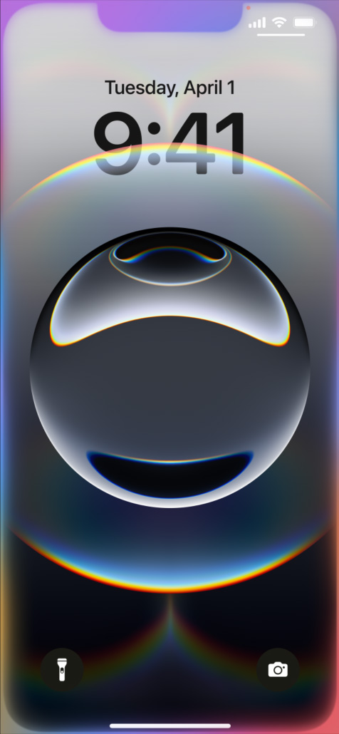 Käsi hoidmas iPhone 16e mudelit, mille lukustuskuva on värvilise helendava äärega.