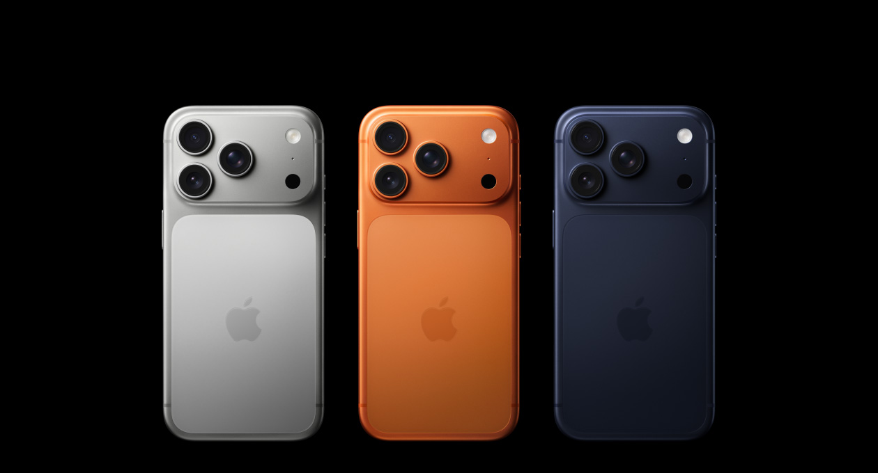 iPhone 17 Pro, face arrière, en trois finis, argent, orange cosmique, bleu foncé, système caméra Pro Fusion dans le coin supérieur gauche, 3 objectifs, microphone, flash, logo Apple au centre