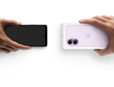 Mains échangeant des téléphones, téléphone Android sans coffret à gauche, nouvel iPhone 17 dans son coffret à droite