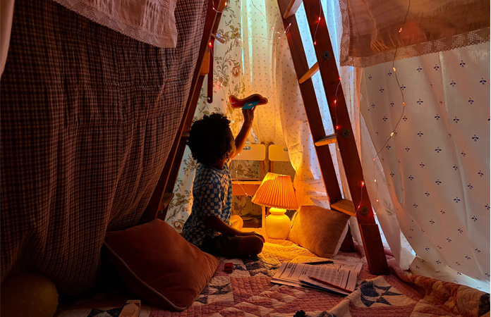 Foto de una persona tomada con la funcionalidad de la cámara para lugares con poca luz