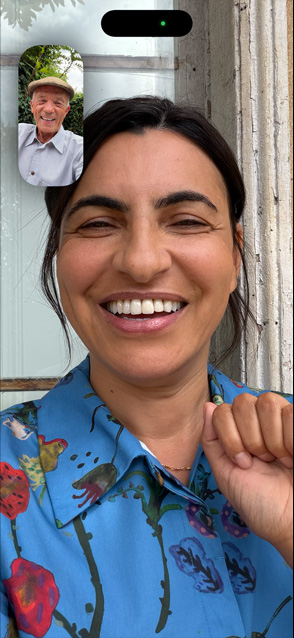 Pantalla de un iPhone 17 que muestra el Encuadre Centrado en una videollamada entre dos amigos