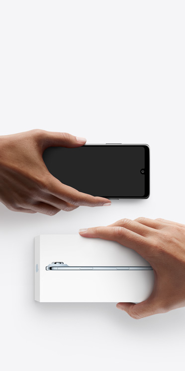 يدان تتبادلان هاتفين، هاتف Android على اليسار من دون علبة، وعلى اليمين iPhone Air جديد داخل علبته