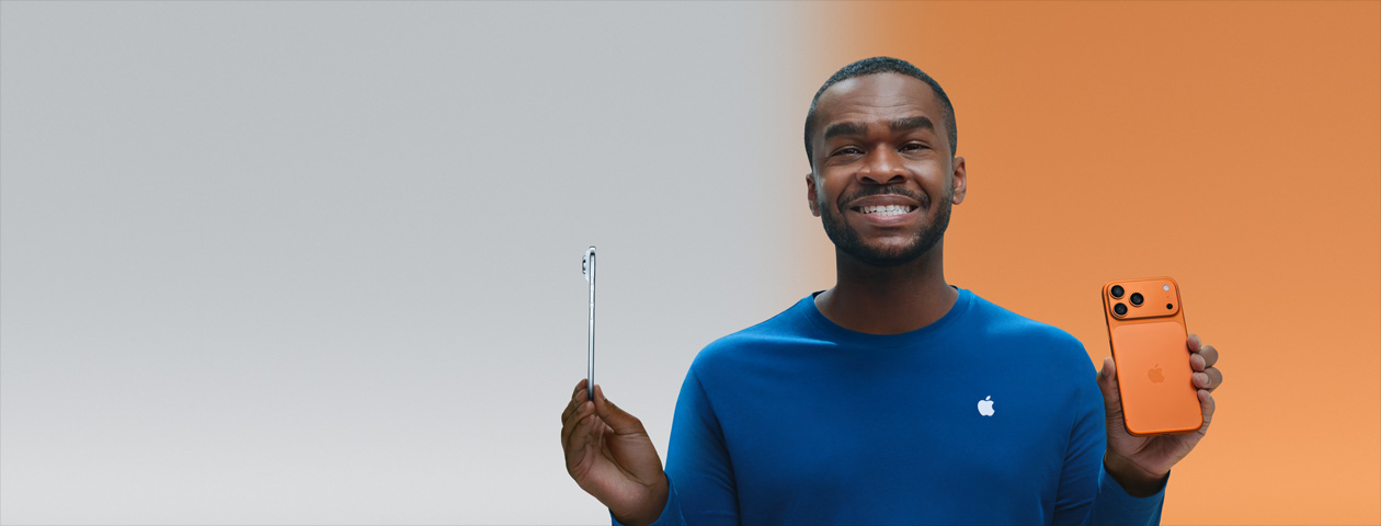 جولة تعريفية، صورة لشخص يحمل iPhone Air بيد، جانب نحيف للغاية من التيتانيوم، وiPhone 17 Pro باليد الأخرى، الجزء الخلفي الخارجي باللون البرتقالي الكوني.