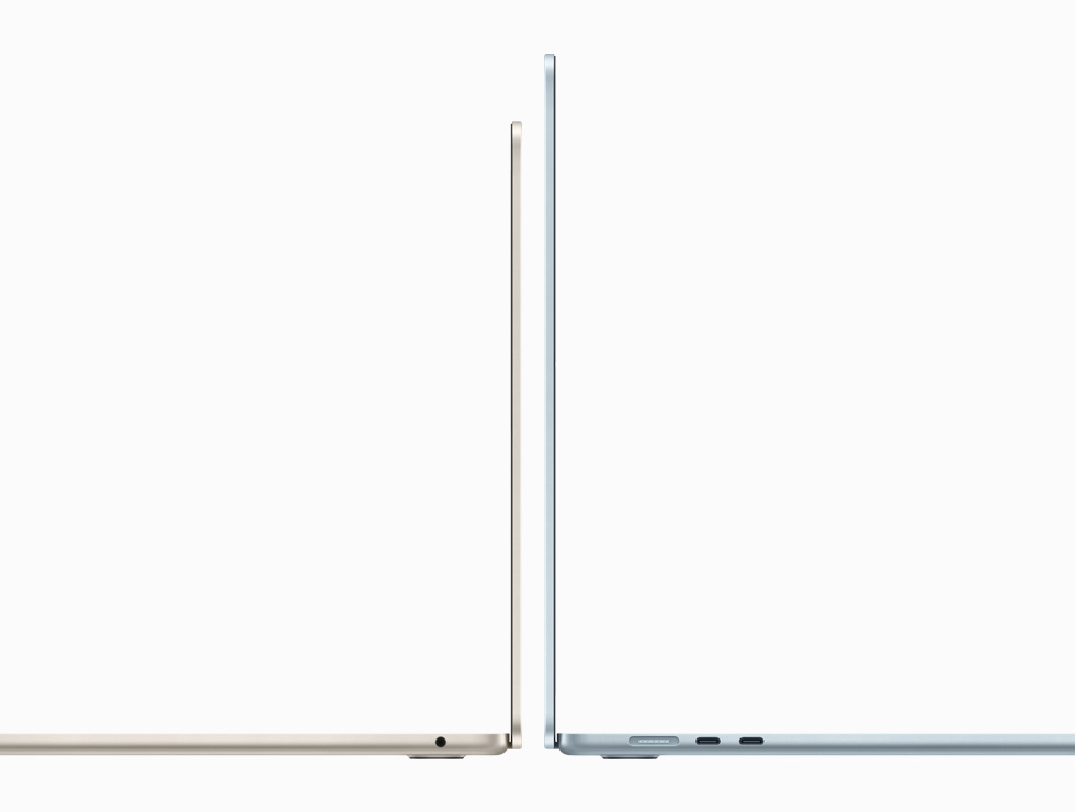 جهاز MacBook&nbsp;Air مقاس 13&nbsp;إنش وجهاز MacBook&nbsp;Air مقاس 15&nbsp;إنش معروضان ظهراً لظهر لإبراز اختلاف المقاس