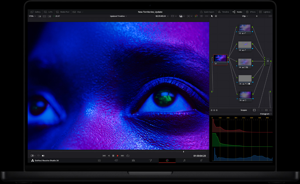شاشة MacBook Pro تعرض استخدام تطبيق DaVinci Resolve Studio لتعديل فيديو