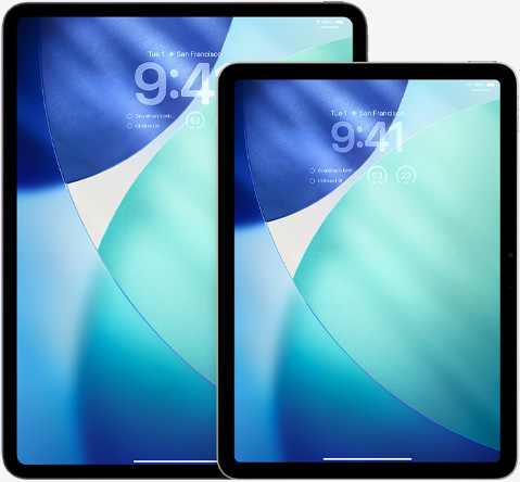 iPad ve iPad Air, yan yana, iPad Air kısmen iPad'in önünde duruyor, dikey pozisyonda, Kilit Ekranı’nda yarı saydam Liquid Glass tasarımında saat görünüyor