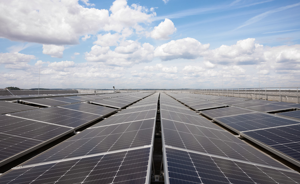 مصفوفة شمسية على سطح أحد المباني