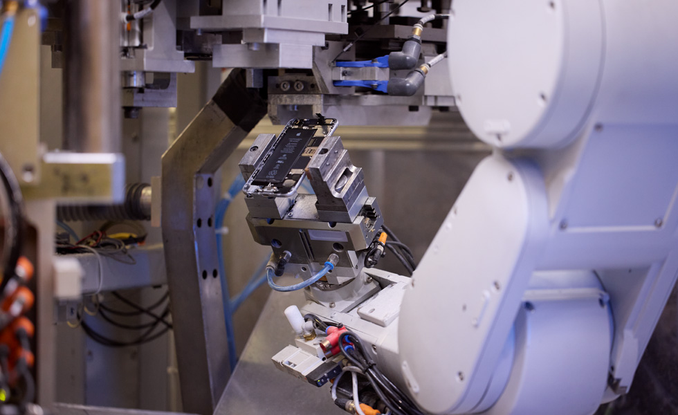 روبوت التفكيك، Daisy، يحمل أجزاء من iPhone‏